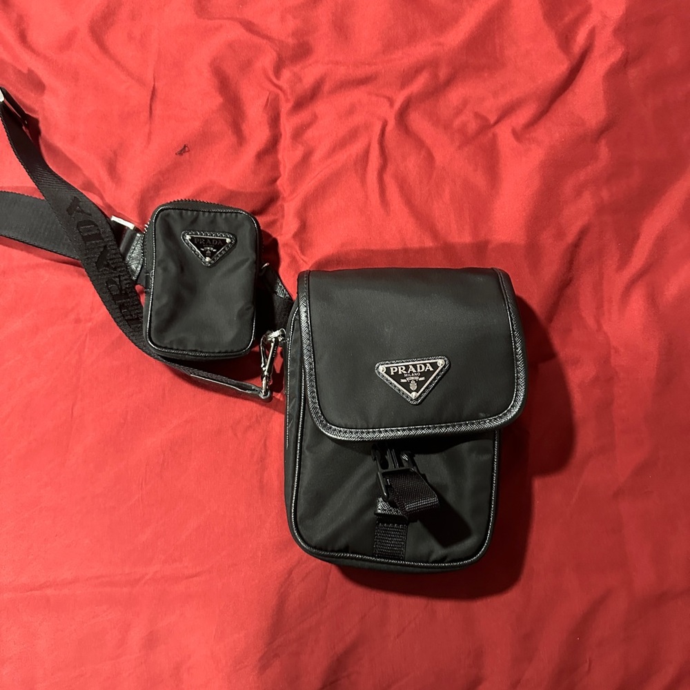 Small Prada Crossbody bag in Black!